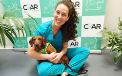 Marina, veterinaria de CRAR, con la paciente Chimay.